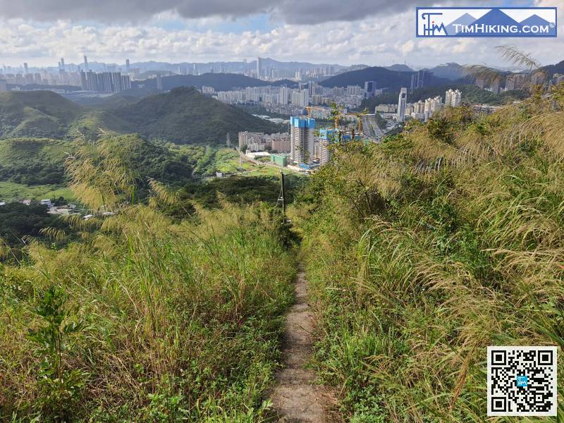 跟住就是離開的路線，沿旁邊的梯級落山，