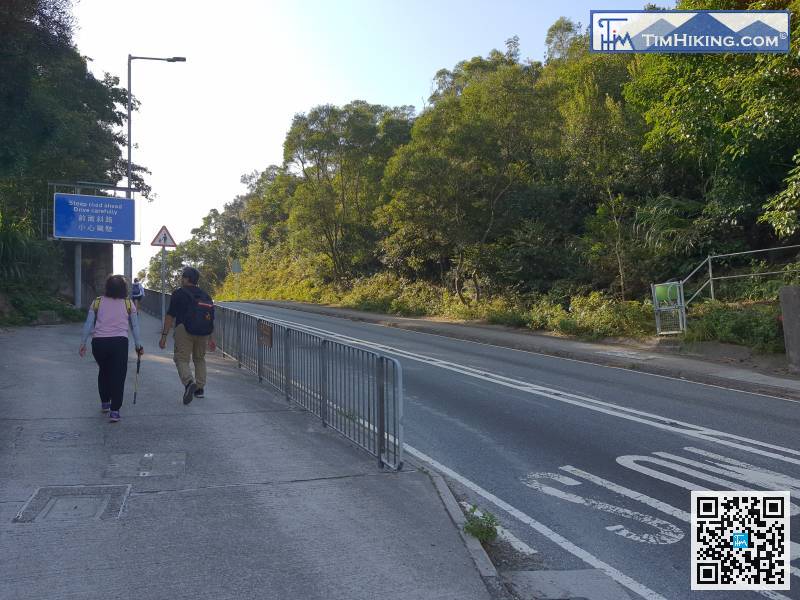 從大東山落山後，走到對面的行人路，