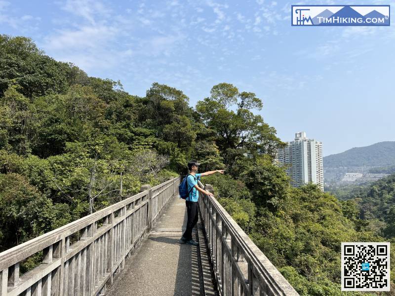 謠傳日治時期日軍曾在此大開殺戒,再加上西灣濾水站發出的嘈雜聲響,在夜間彷彿有冤魂哀鳴,猛鬼橋的名字就這樣在民間流傳下來。