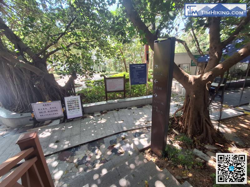 在登山口有多個告示牌，重點是山林防火及每晚21:30前要離開本園。換言之，最多看完夕陽就要走，亦不能夜登小南山看夜景。