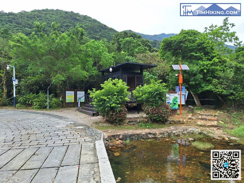 來到一個小水池,後面就是其中一個登山口「步道起點1」,但一般都不會選擇由此路上山,因為不想一起步就比較斜,而且會略過了頭兩個觀景平台。