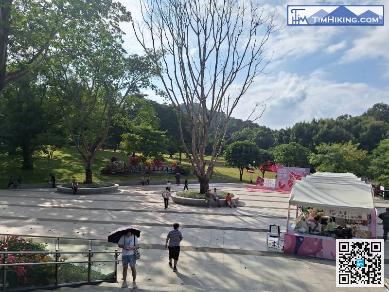 返回蓮花山公園東面的入口，如果不上山的，直接轉左同樣可行到少年宮。