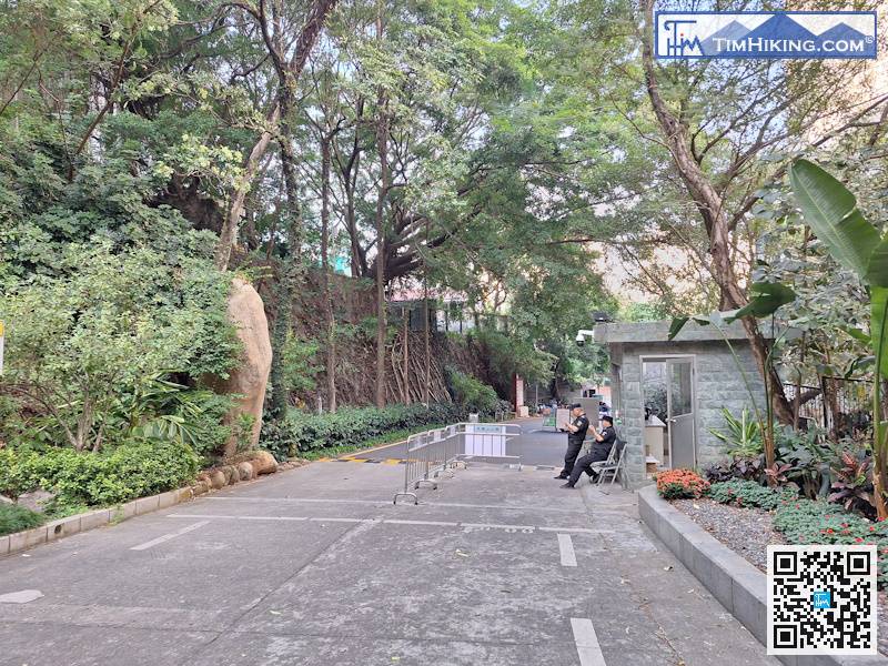 餘下來就是1公里的馬路及市區路，好快便來到別墅登山口，