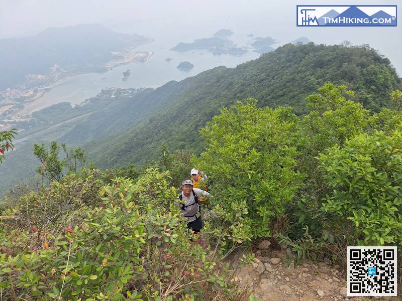 回望的風景是非常好的,陡峭的山峰也盡入眼簾,