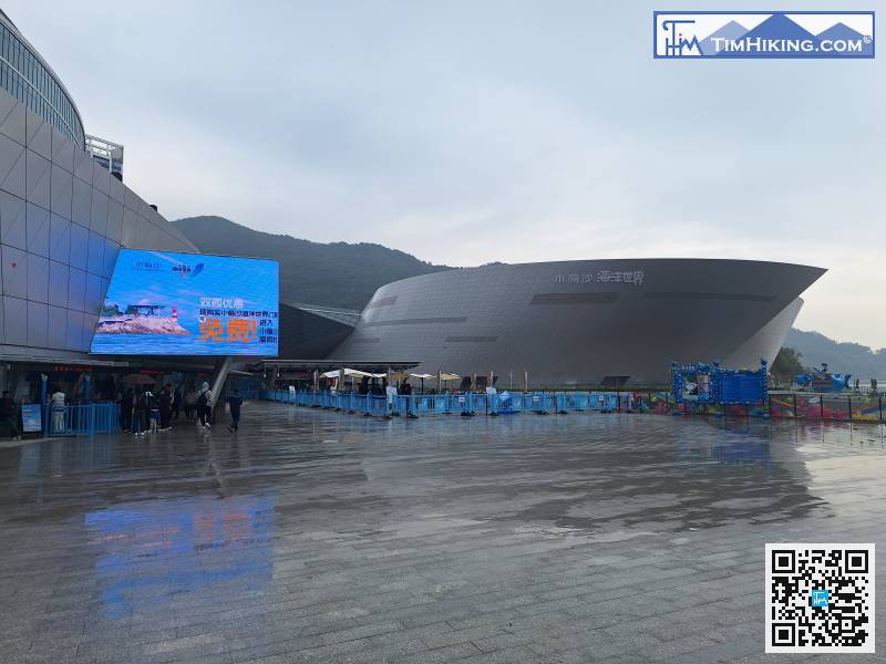 小梅沙海洋世界是一個值得參觀的海洋主題公園，剛剛今年重建完成，並重新開幕，大家可以先玩一玩然後再行海濱棧道。