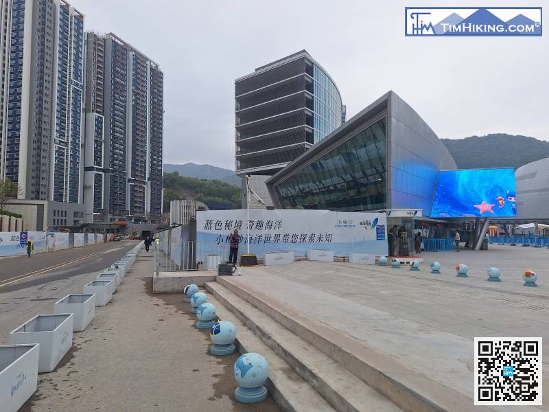 玩完小梅沙海洋世界，返回馬路繼續直行，