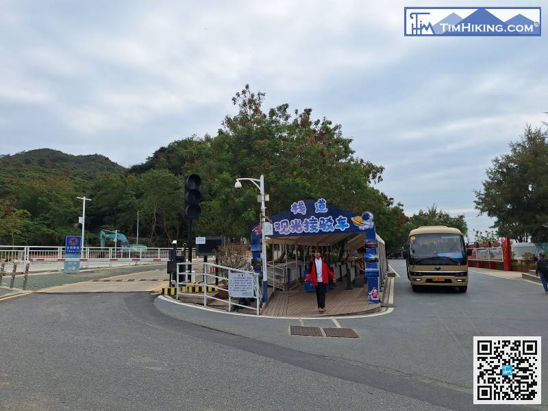 在起點，大家可以選擇徒步上山或者乘坐棧道觀光接駁車上山，