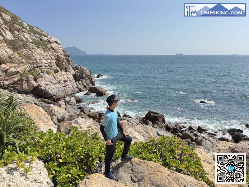 走近海岬的位置，沿岸再沒易行的綑邊路了，