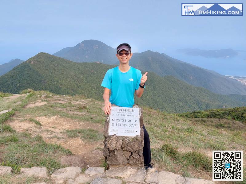 There are many signs on the top of Qiniang Mountain, including distance post ZF-18 of the Main Peak Route,