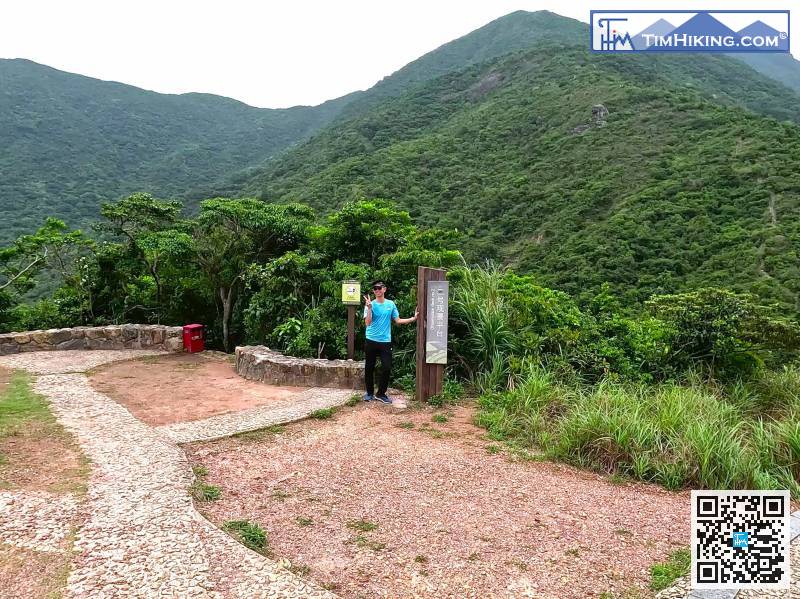 落到山坳底之前，會見到二號觀景平台，官方海拔是164米。