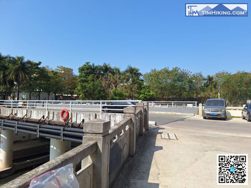 行到去另一條小橋，橫過馬路到對面，