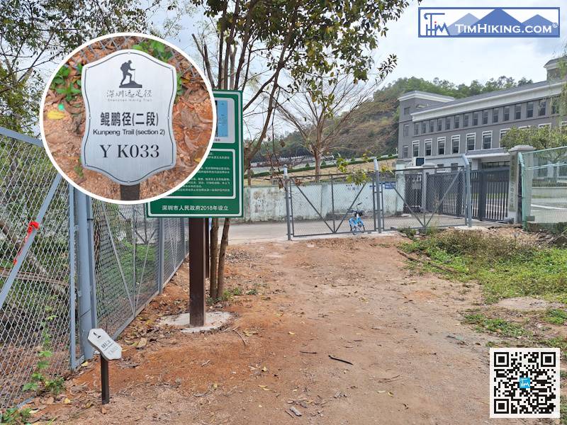 標距柱YK033就放在大型告示牌旁，