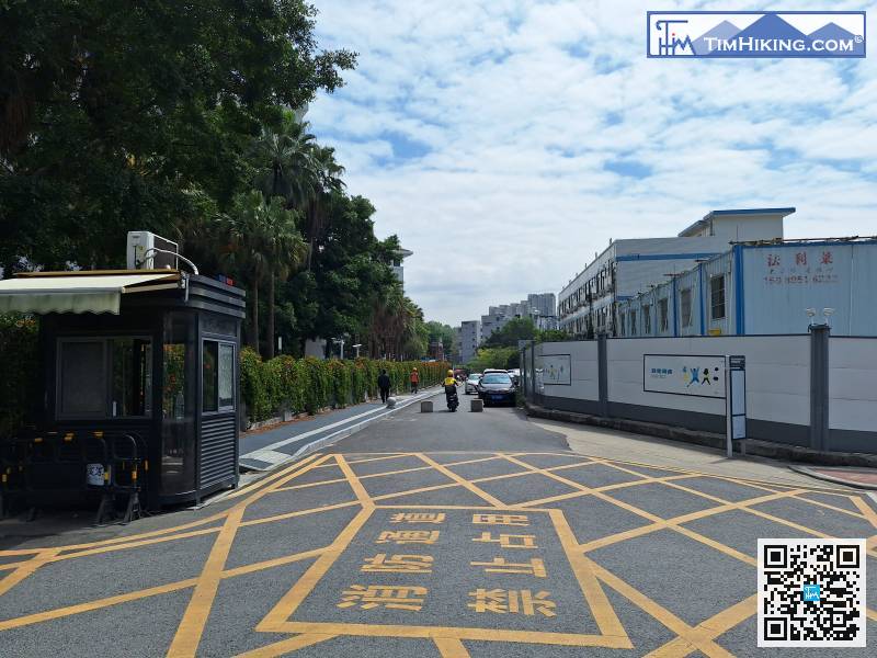 接下來，跟住行人路來行，