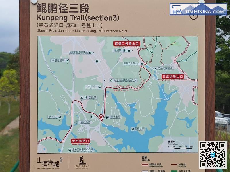查看路牌上的地圖，跟住是要轉左，
