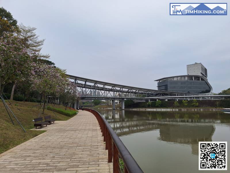 不經不覺，來到大學城的範圍，右邊就是北京大學，