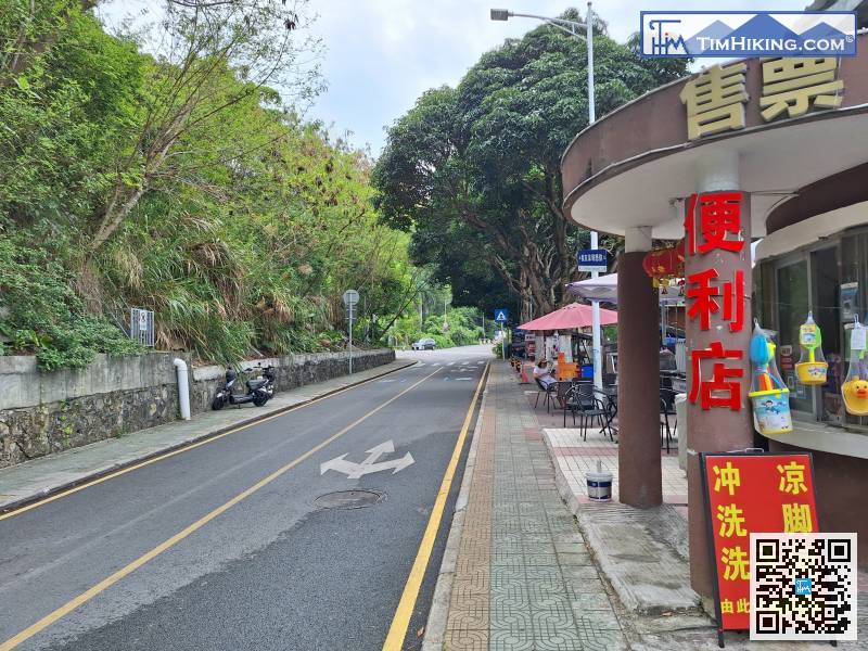 沿路一直行會見到有便利店，基本上不用帶很多水，一路上都有補給。
