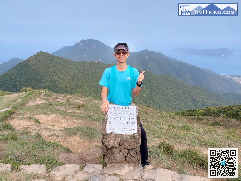 在七娘山山頂有好多牌子，包括主峰科考綫的里程牌ZF-18，