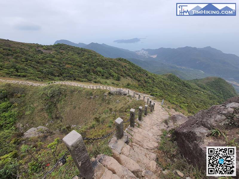 看完風景之後，沿大石階梯落山，