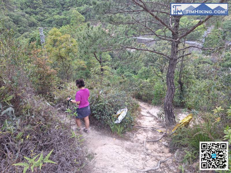 在差不多到底的分岔路口要靠左走，
