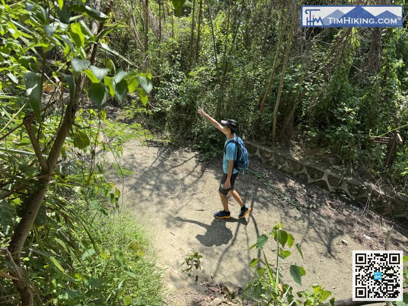 接上一條好寬的引水道，這不是馬路來的，