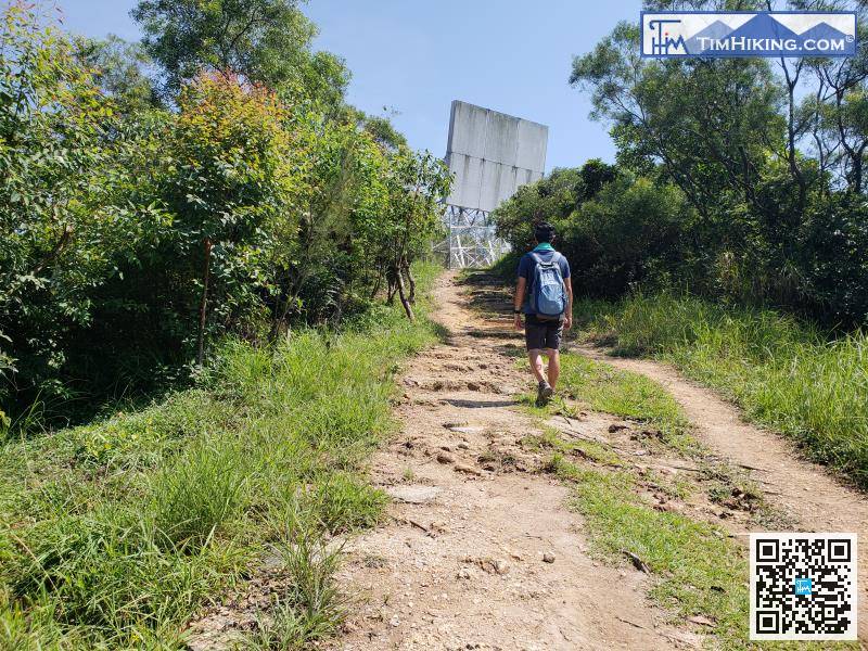 航空導航反射器一共有兩個，先是一個反向放的，也是五桂山的主峰。