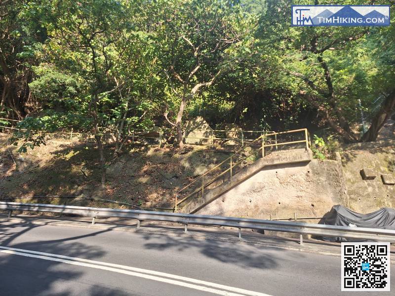 沿馬路行上去，留意右邊的梯級，