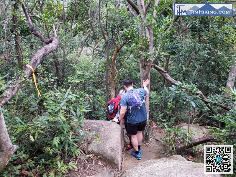 離開先是原路折返，