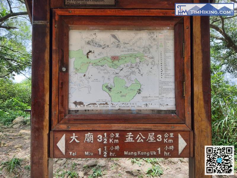 分叉路口中間有地圖告示牌，路線是向大廟的方向行。