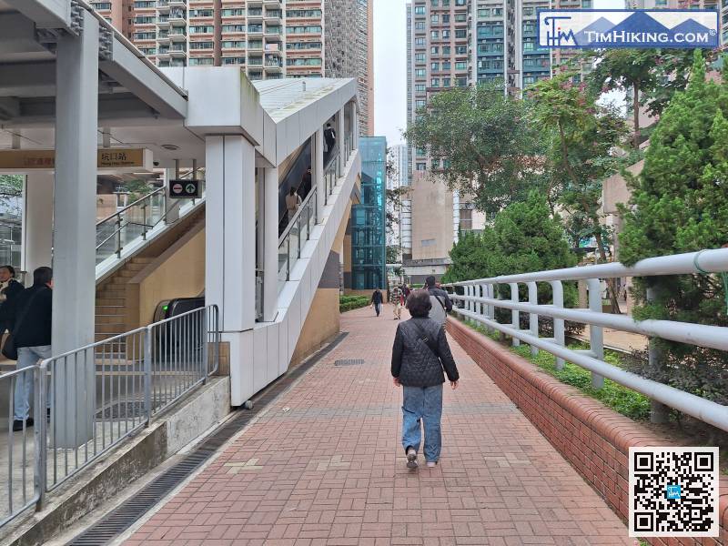 在出口靠右行，